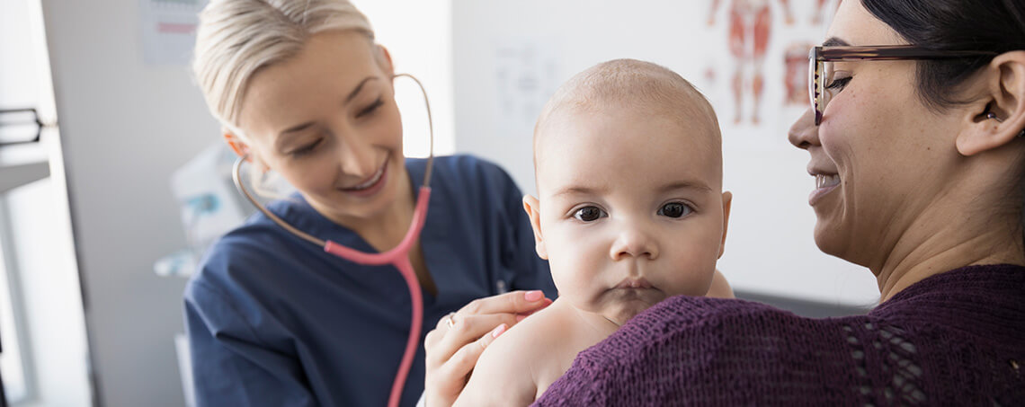 护士用听诊器检查婴儿